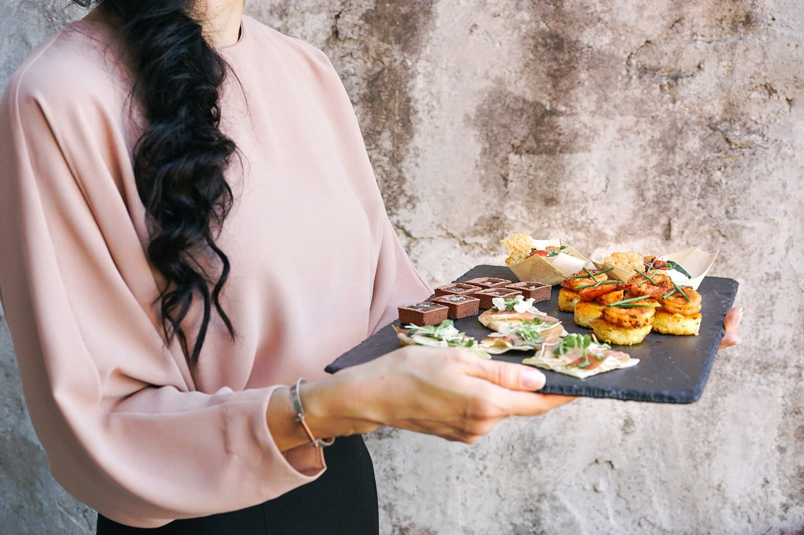 Servicio de cóctel con bandeja de aperitivos