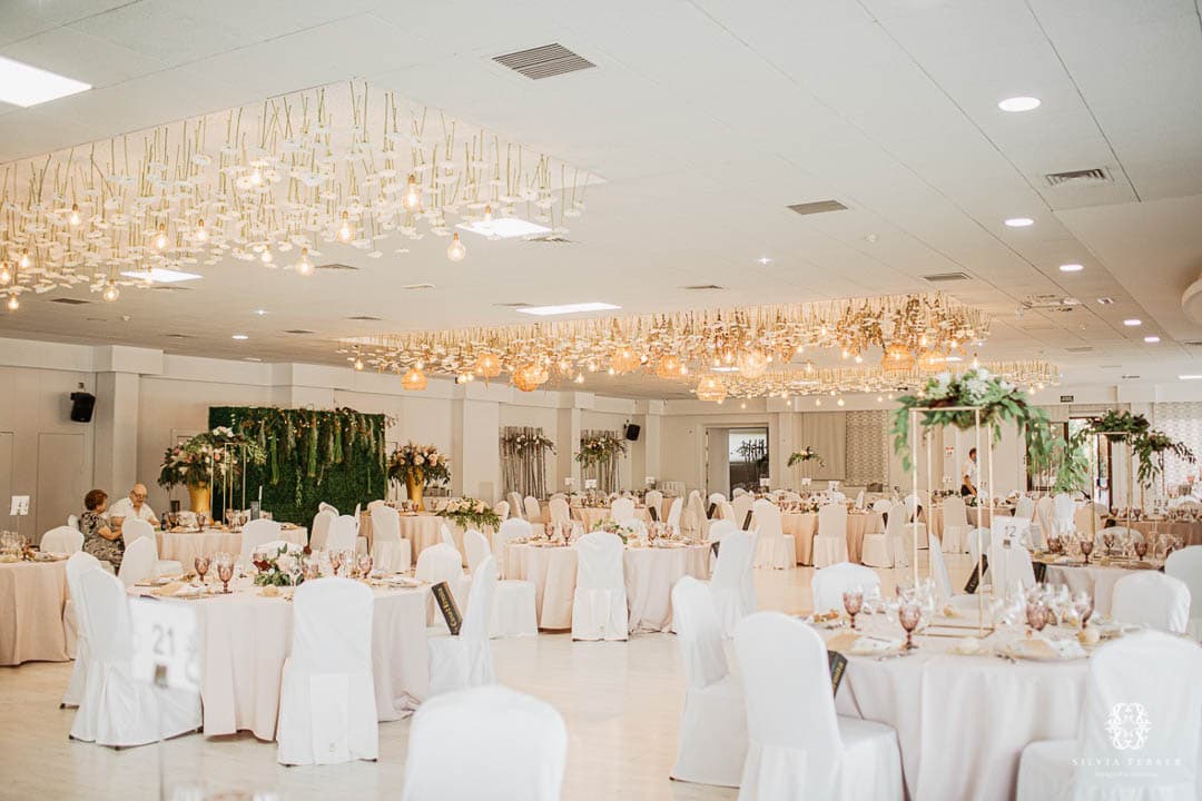 Salón Zafiro preparado para un banquete