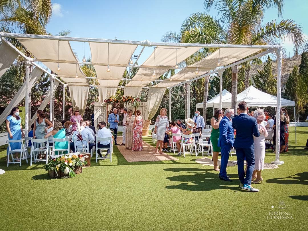 Invitados durante una ceremonia civil en El Portón de la Condesa